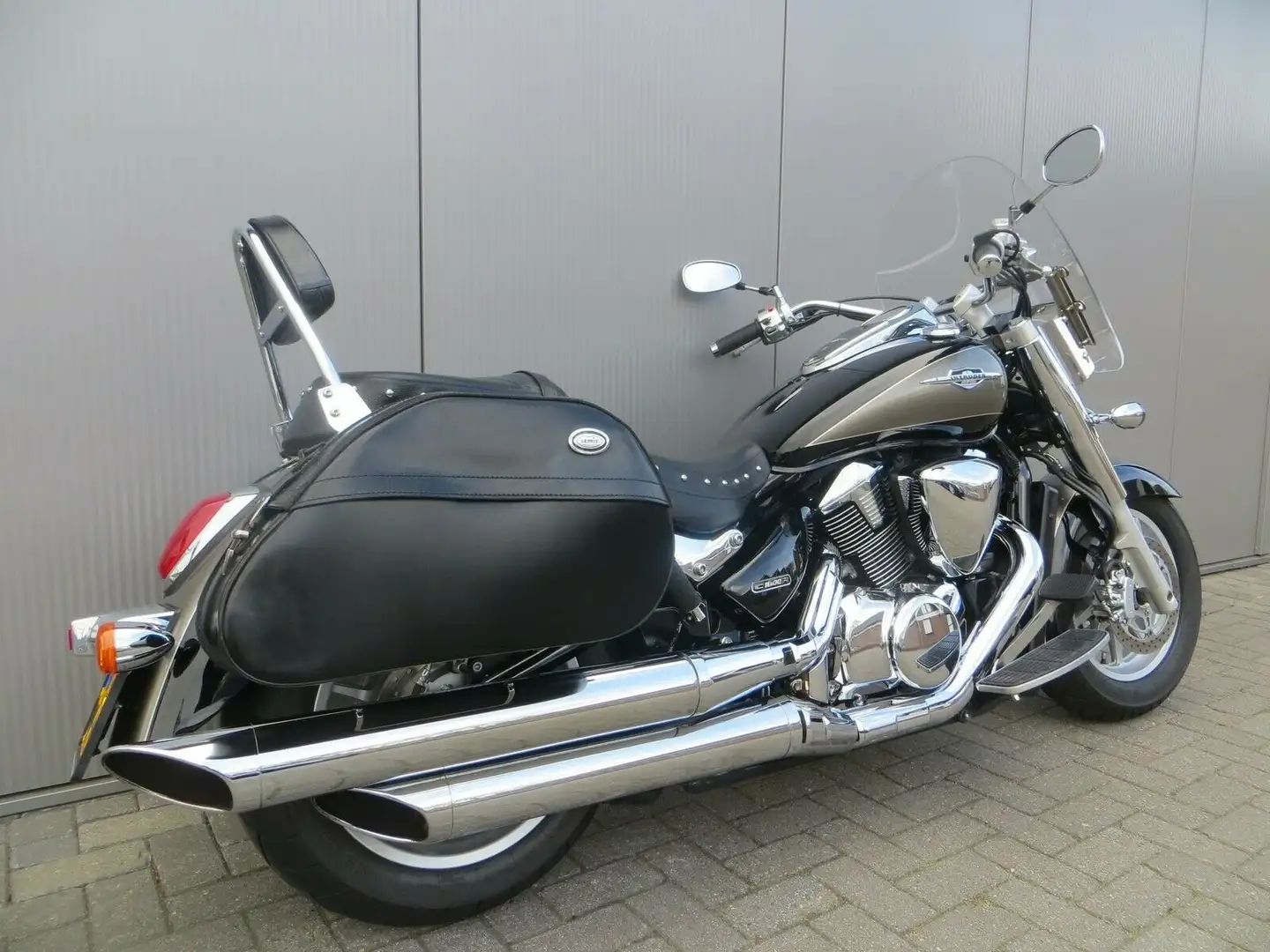 Suzuki Intruder C 1800 Zwart - 2