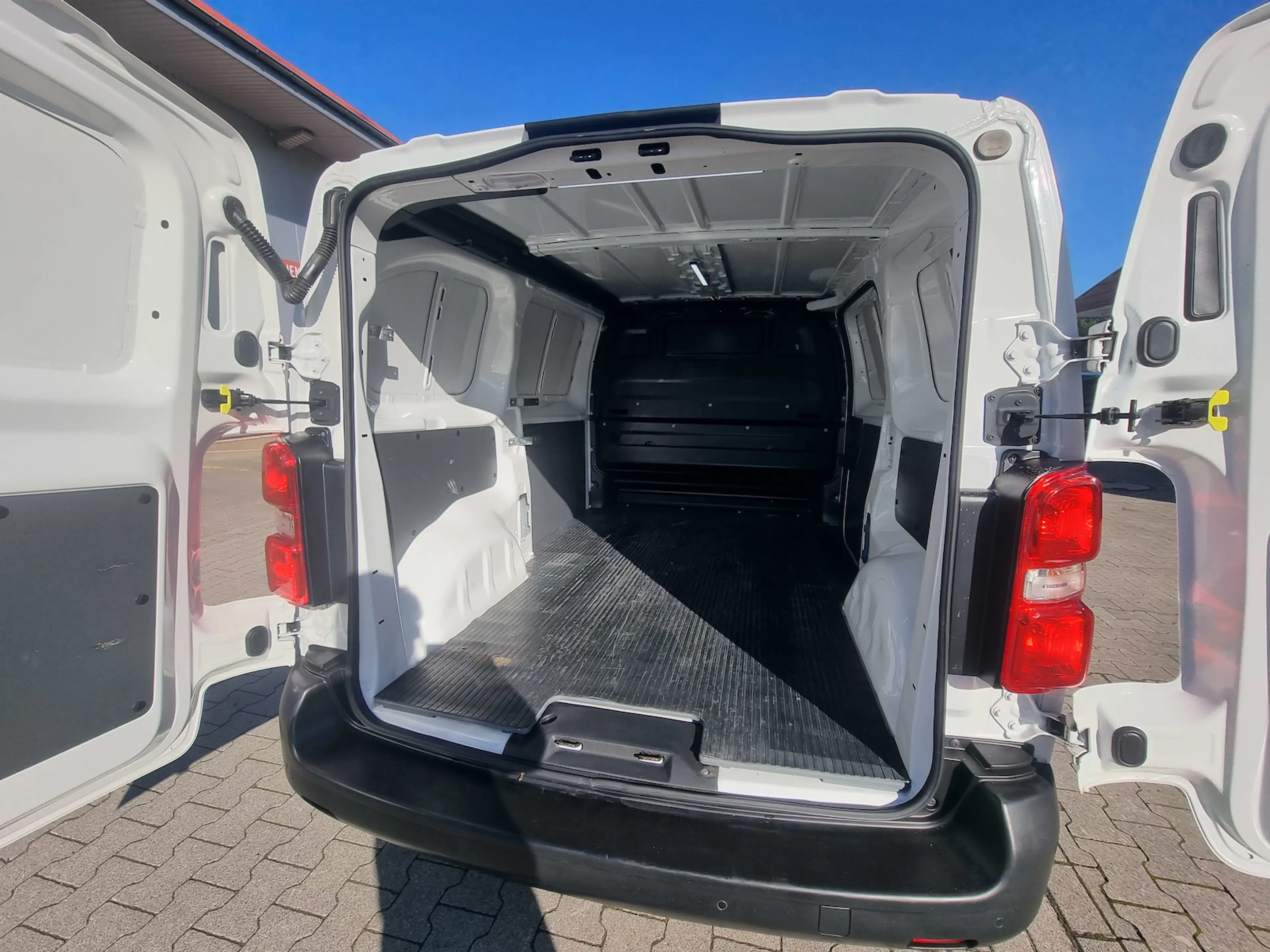 Opel Vivaro Edition M ACC APP SHZ Klima Standheizung — photo 9