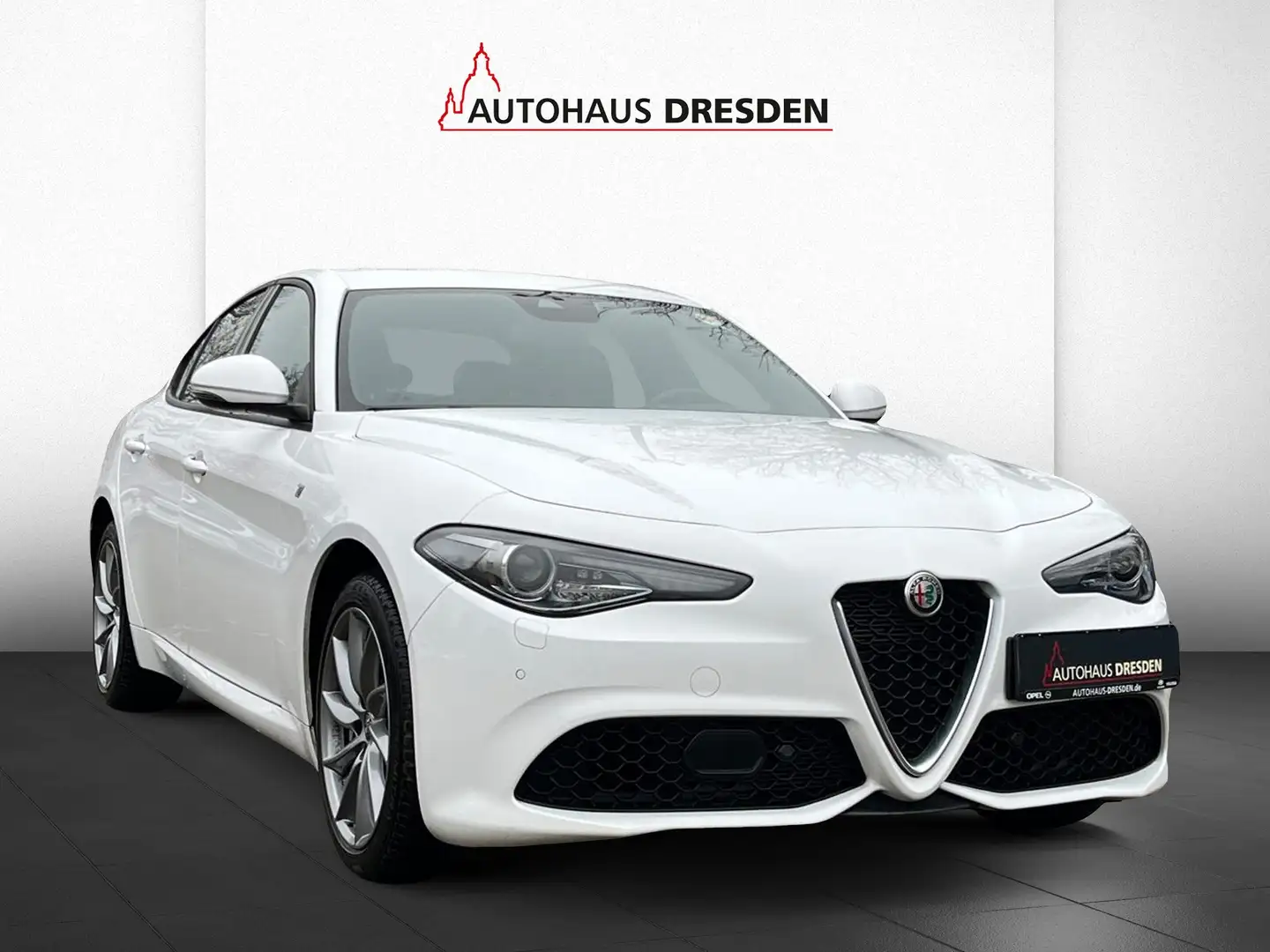 Alfa Romeo Giulia 2.0Turbo 16V ALLRAD LED / NAVI / W-PAKET White - 2
