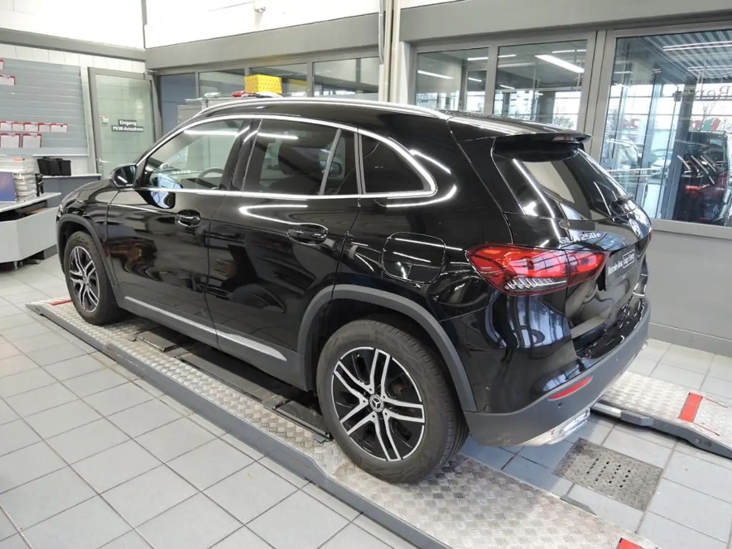 Mercedes-Benz GLA 250 e Progressive/Multibeam/Panorama-SD/AHK crna - 2