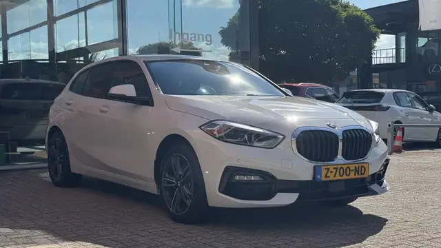 BMW 1 Series view 3