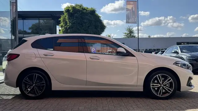 BMW 1 Series view 4