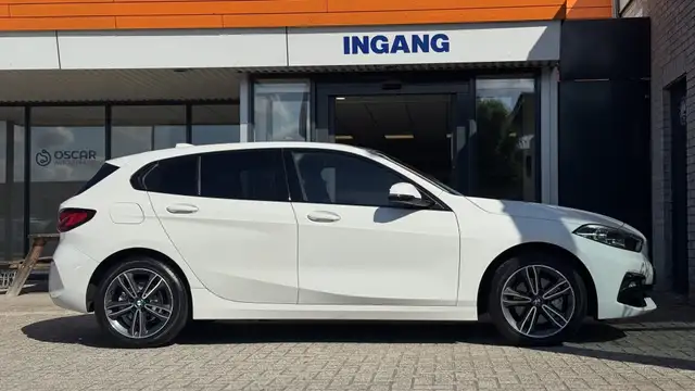 BMW 1 Series view 5