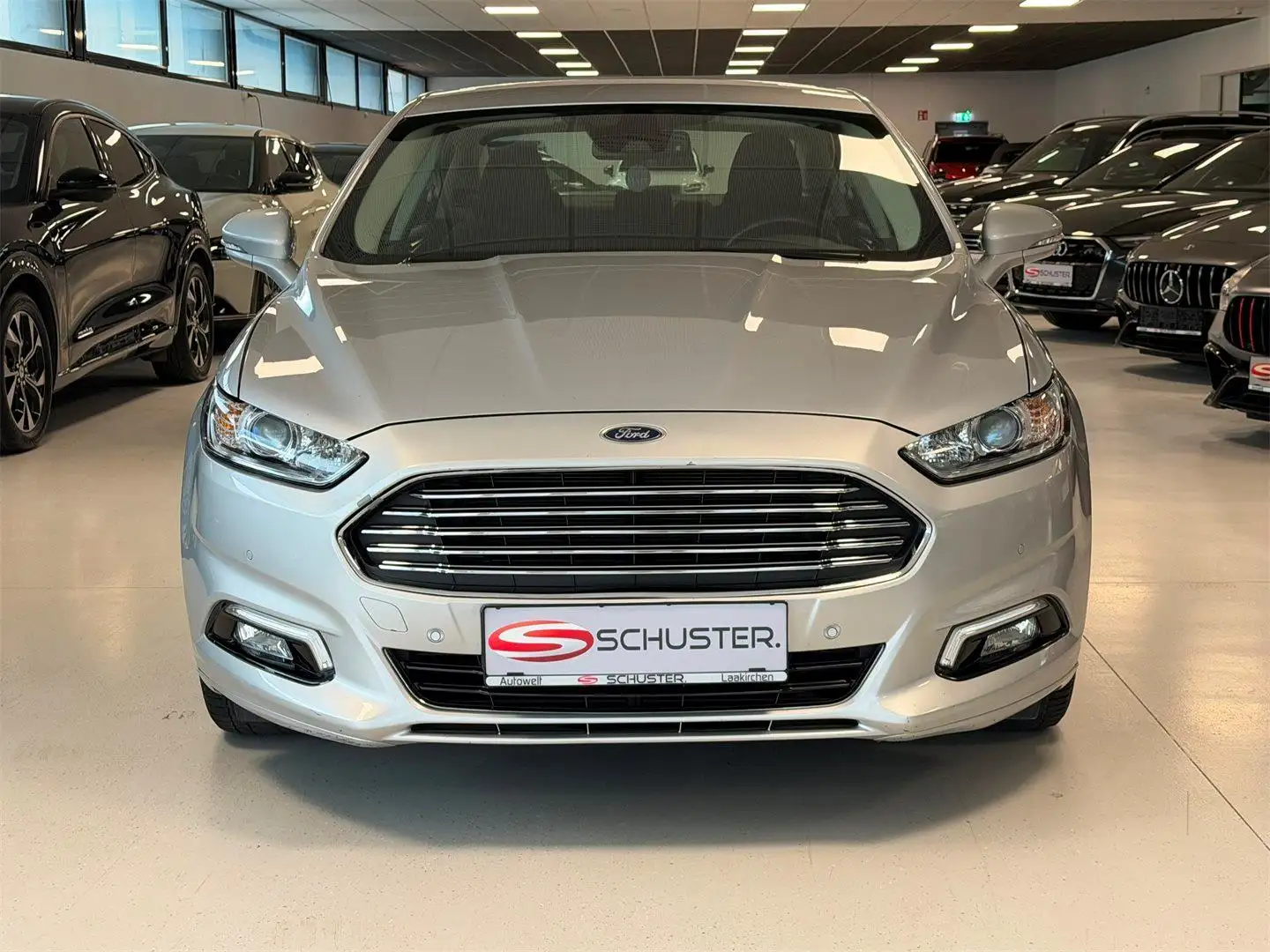 Ford Mondeo 2,0 Hybrid Titanium Silber - 2