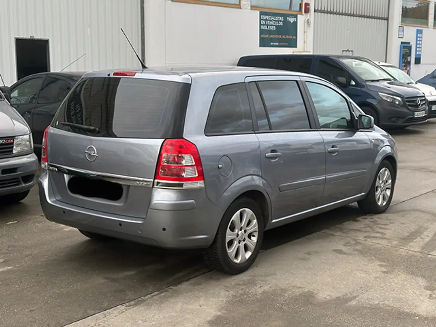Opel Zafira 1.7CDTi Essentia Gris - 2