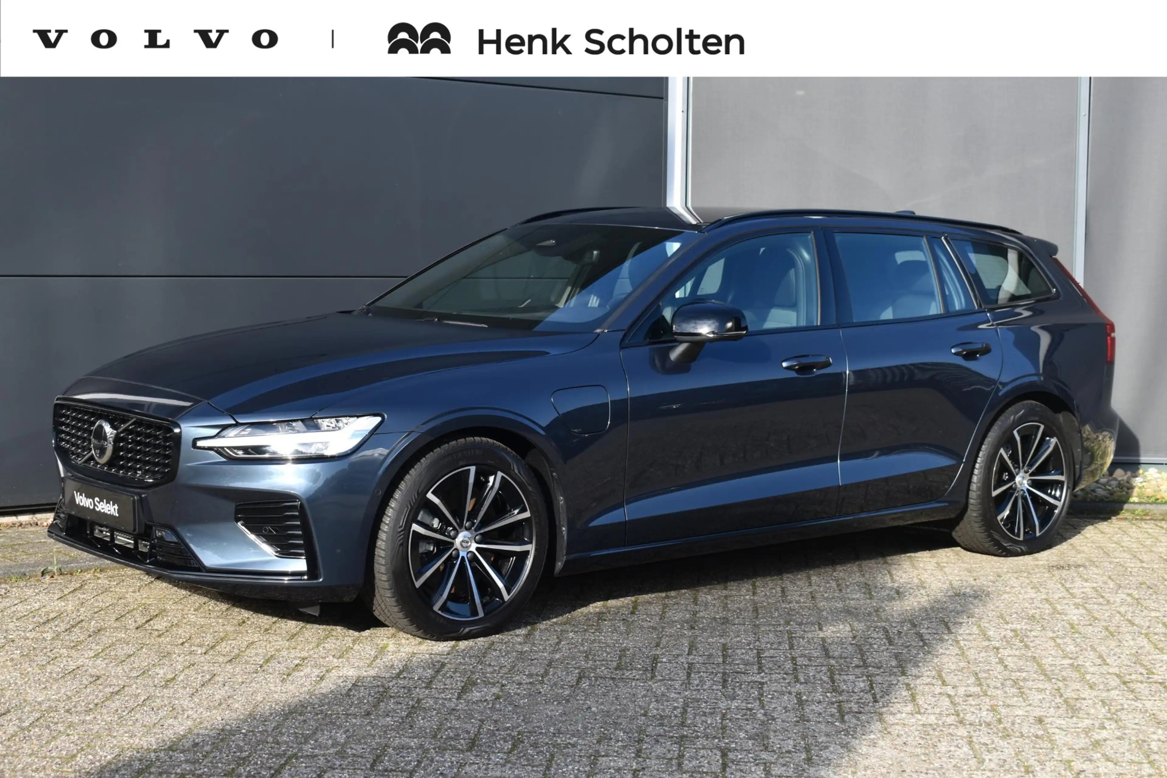 Volvo V60 T8 Plug-in hybrid AWD Plus Dark | Trekhaak | 360 g