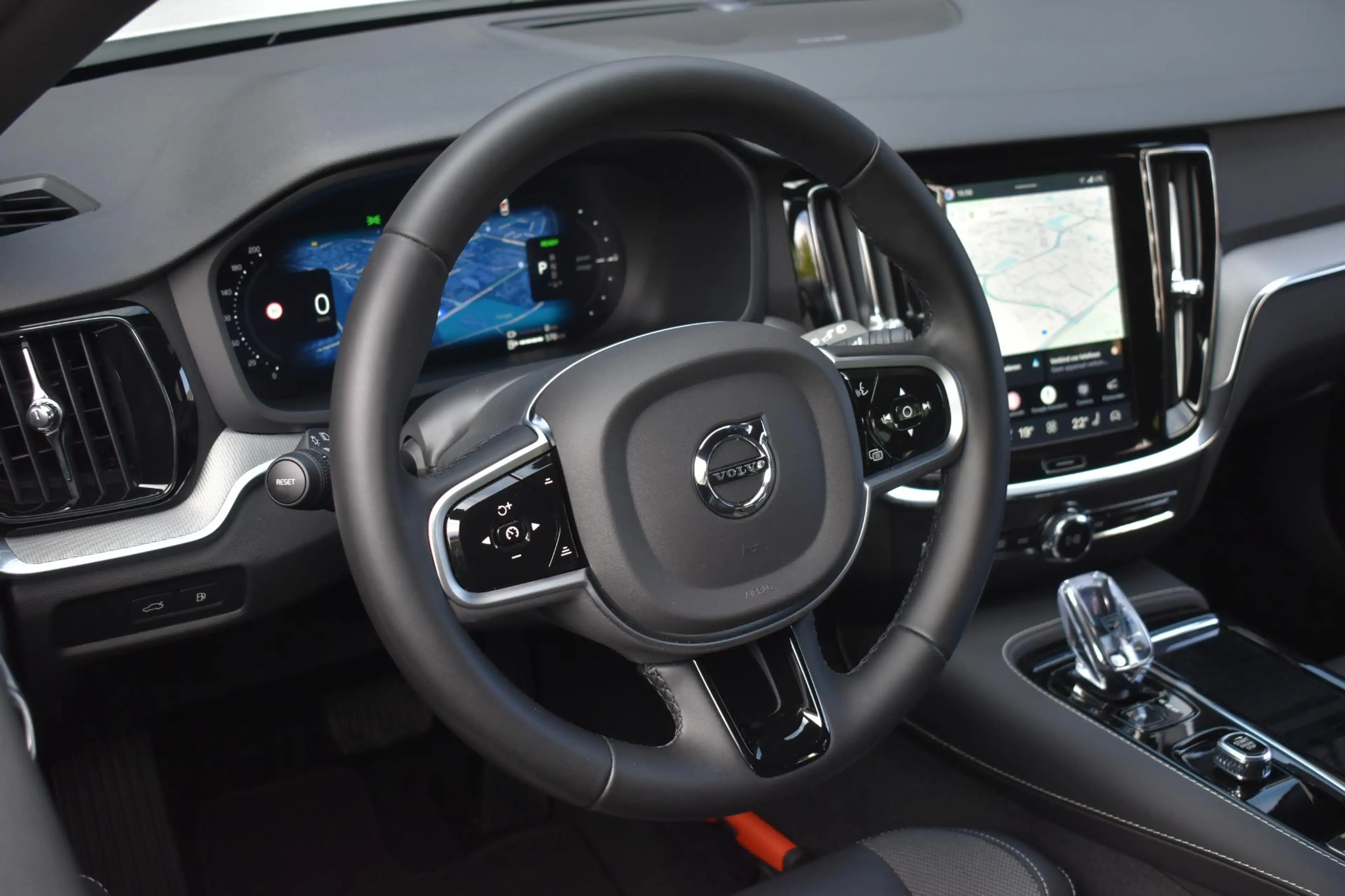 Volvo V60 T8 Plug-in hybrid AWD Plus Dark | Trekhaak | 360 g — photo 3