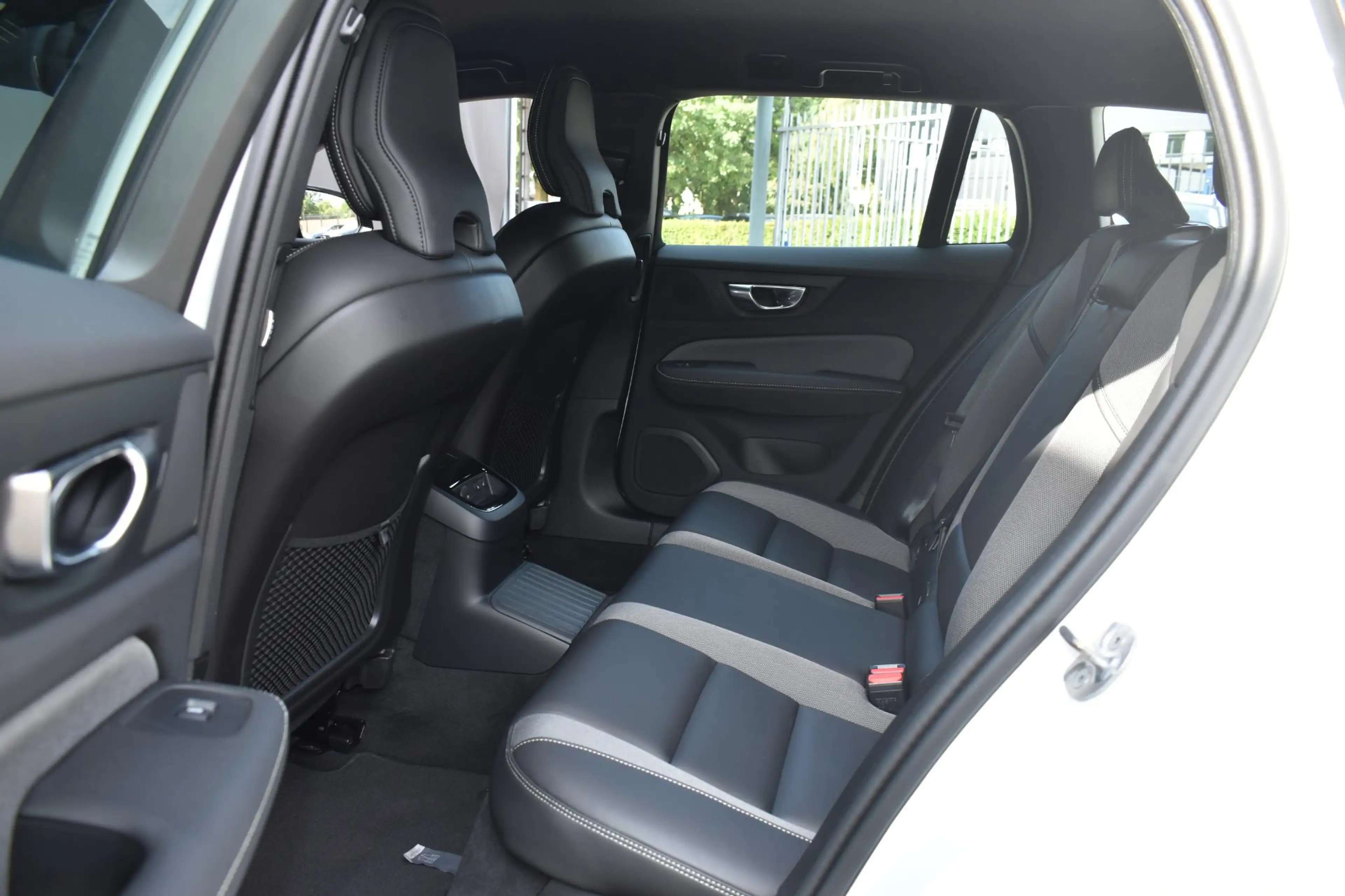 Volvo V60 T8 Plug-in hybrid AWD Plus Dark | Trekhaak | 360 g — photo 15