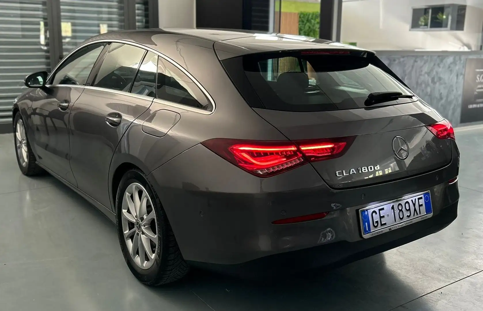 Mercedes-Benz CLA 180 Shooting Brake d Business Extra auto Grijs - 2