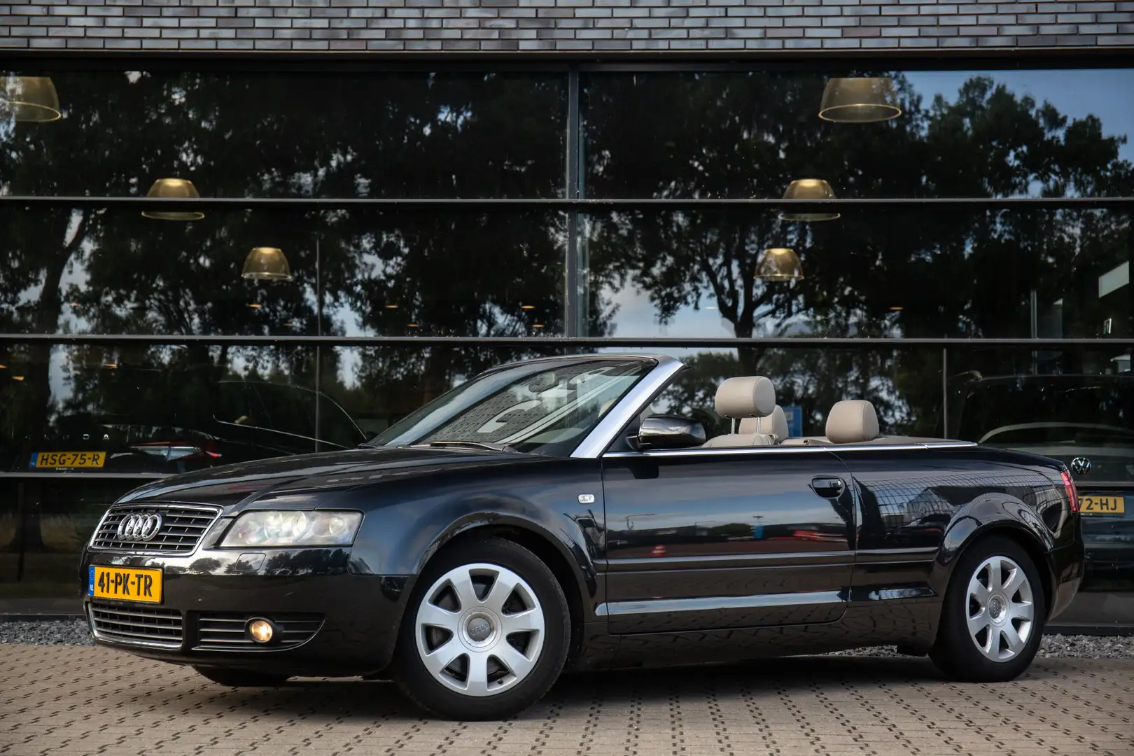 Audi A4 Cabriolet 2.4 V6 , Airco, Cruise, PDC, NAP Zwart - 2