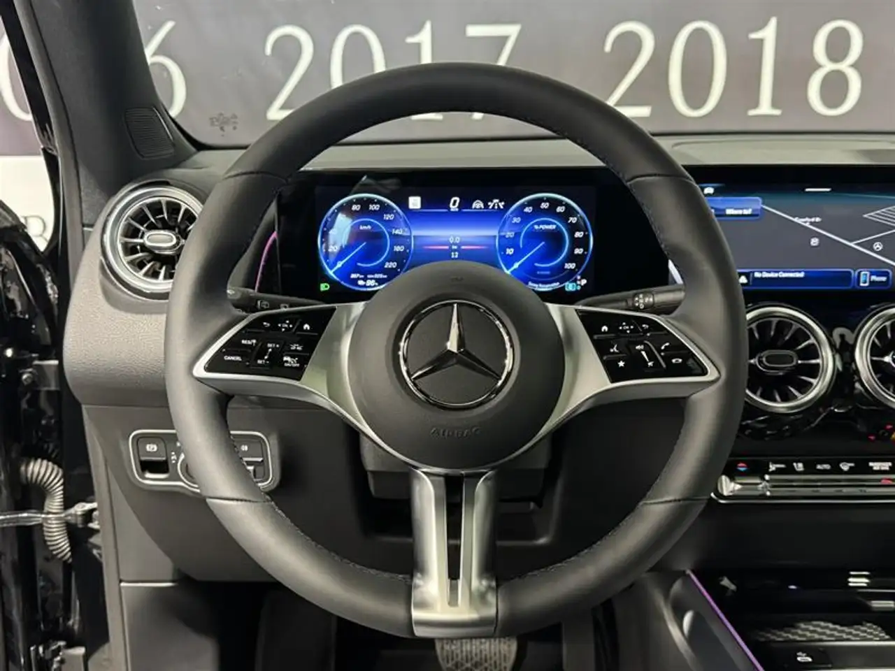 Mercedes-Benz EQB снимка Mercedes-Benz EQB