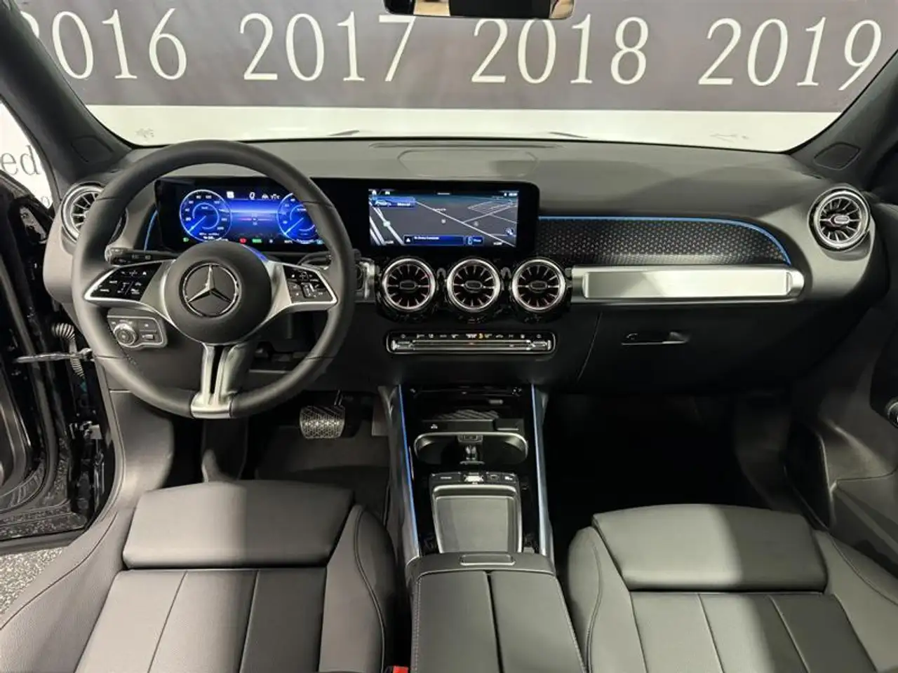 Mercedes-Benz EQB снимка Mercedes-Benz EQB