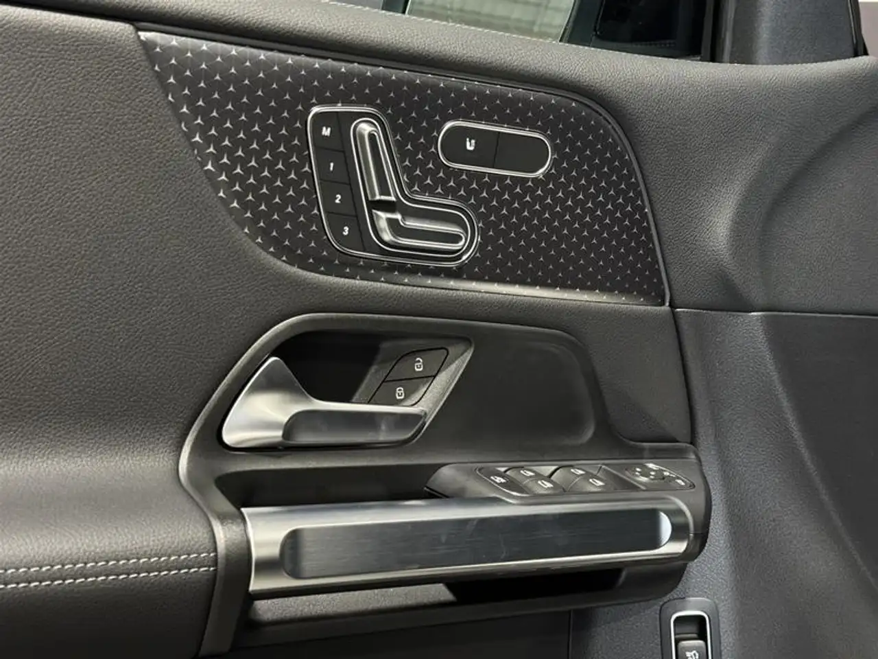 Mercedes-Benz EQB снимка Mercedes-Benz EQB