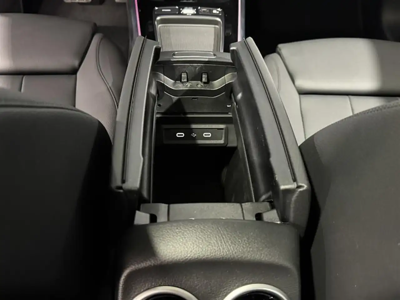 Mercedes-Benz EQB снимка Mercedes-Benz EQB