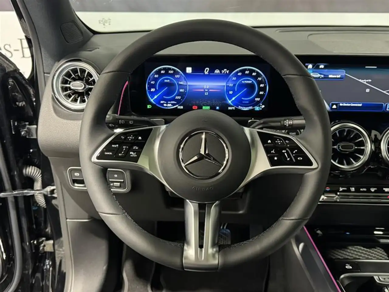 Mercedes-Benz EQB снимка Mercedes-Benz EQB
