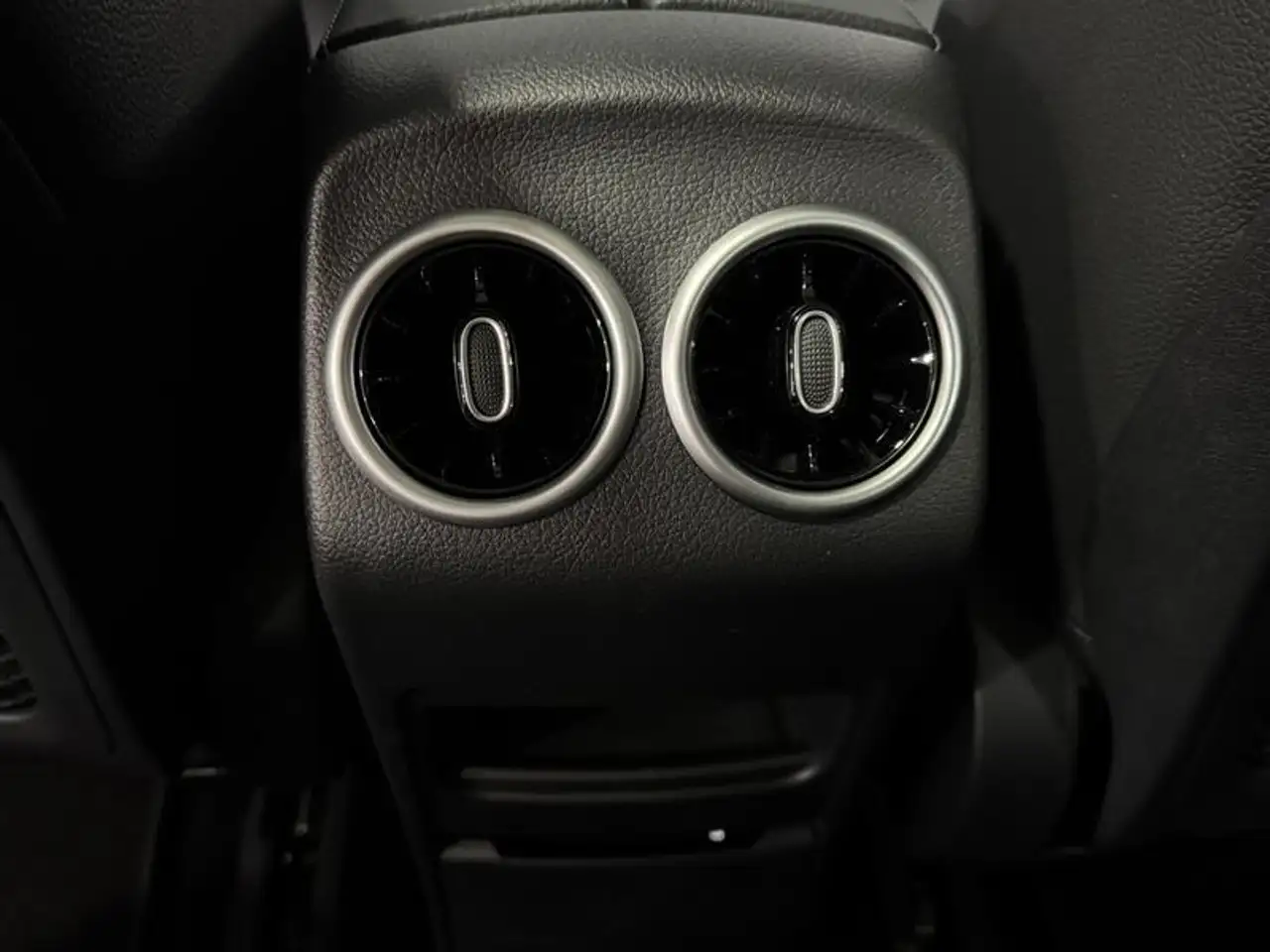 Mercedes-Benz EQB снимка Mercedes-Benz EQB