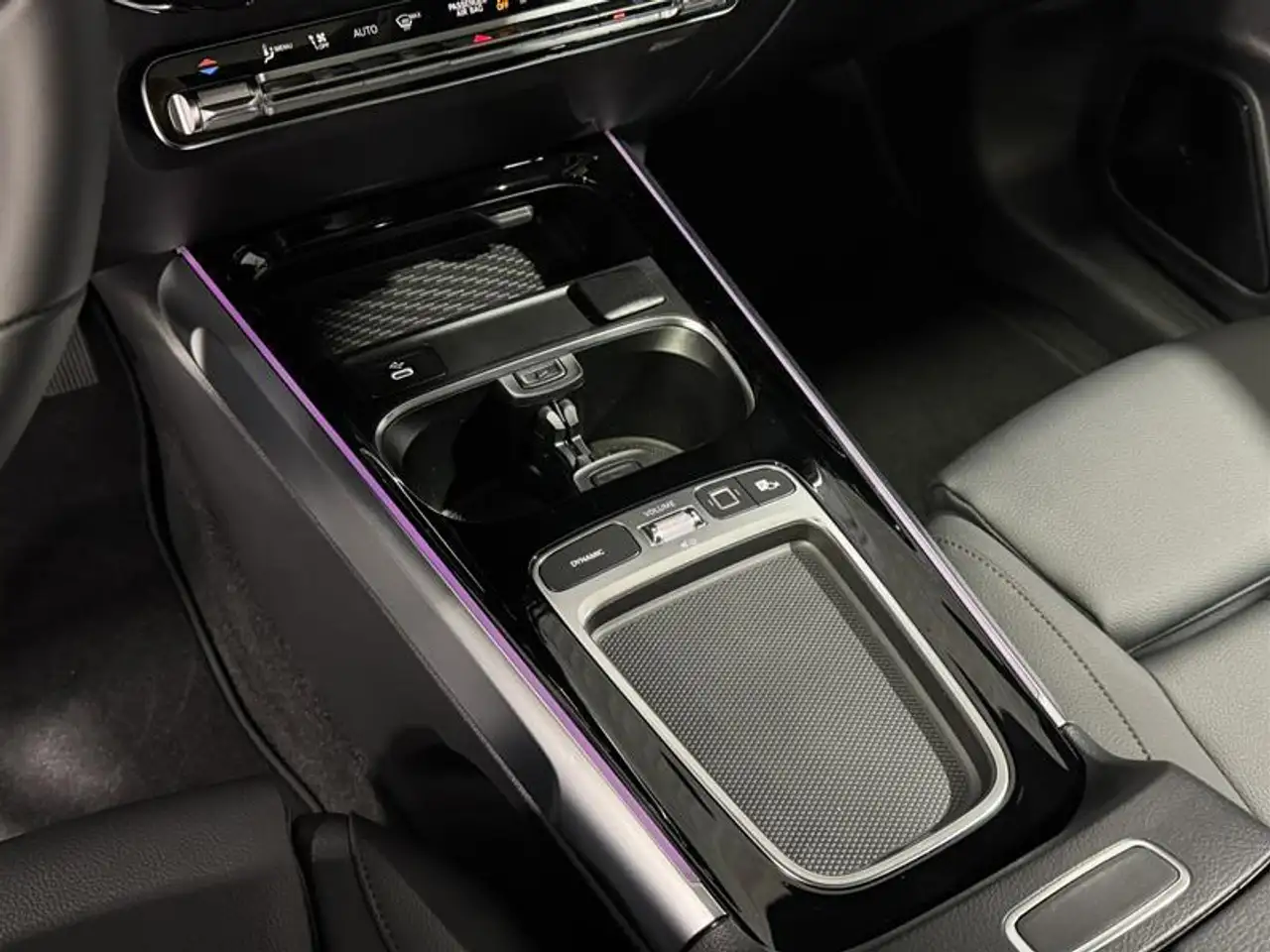 Mercedes-Benz EQB снимка Mercedes-Benz EQB