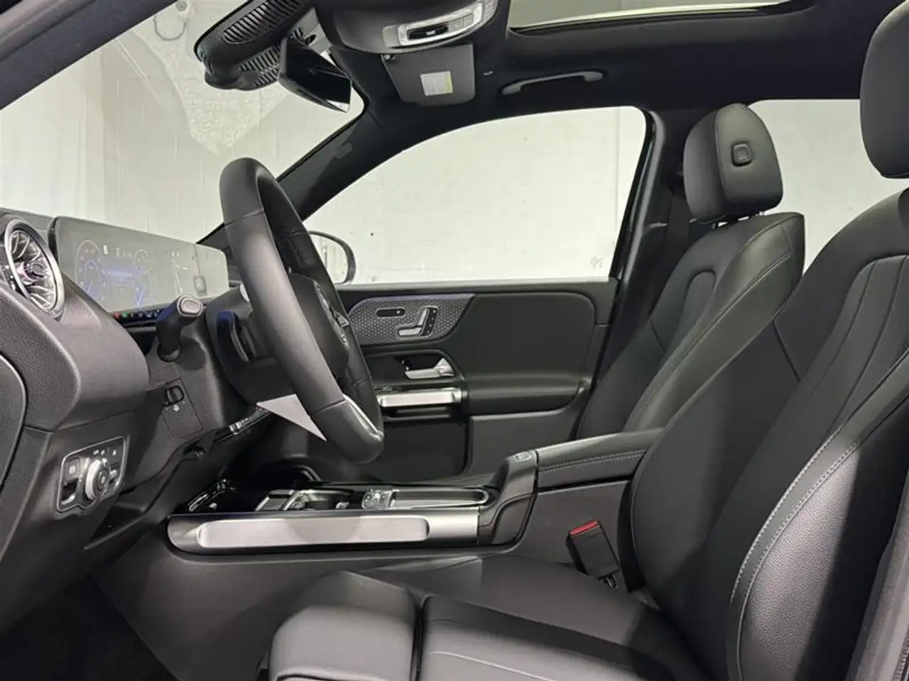 Mercedes-Benz EQB снимка Mercedes-Benz EQB