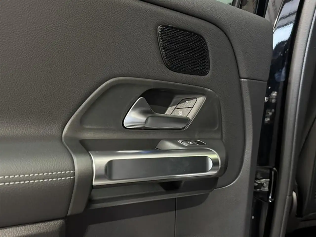 Mercedes-Benz EQB снимка Mercedes-Benz EQB
