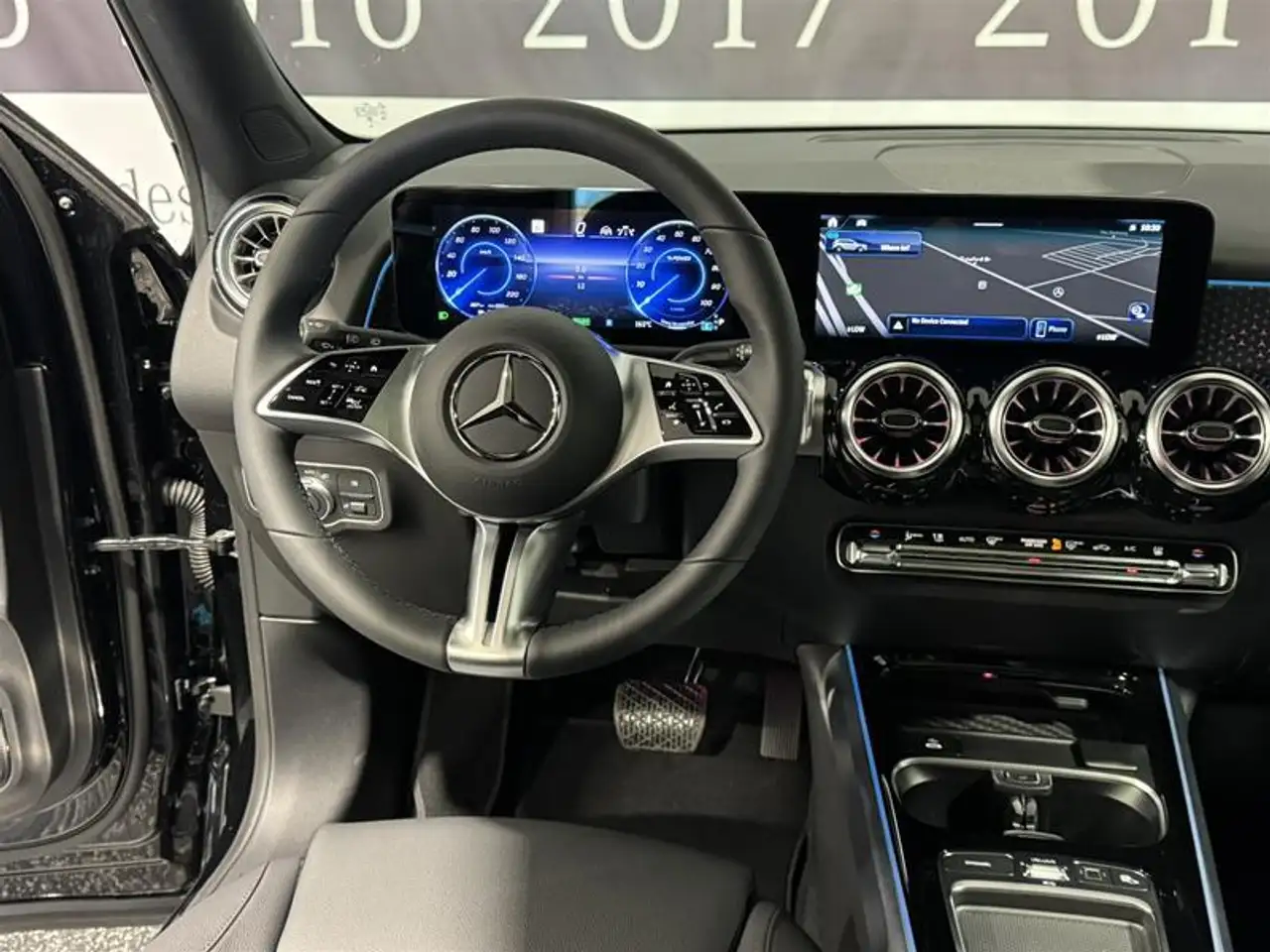 Mercedes-Benz EQB снимка Mercedes-Benz EQB