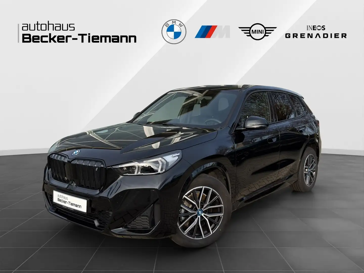 BMW iX 1 xDrive30 18" / M Paket / AHK / Pano / Harman Kar Schwarz - 1