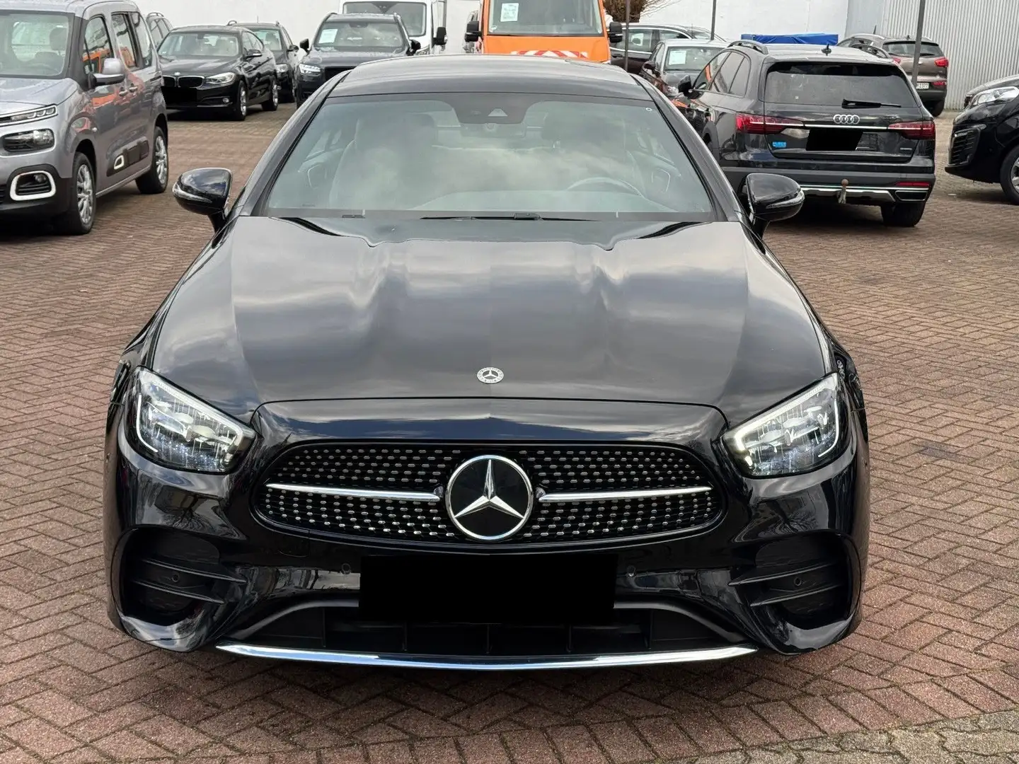 Mercedes-Benz E 300 Night Edition Schwarz - 1