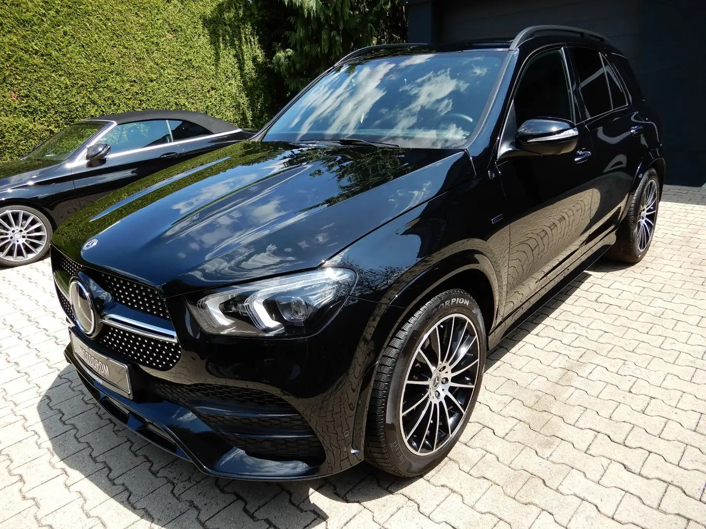 Mercedes-Benz GLE 350 GLE350e KEYLESS AIRMATIC NIGHT PANO AMG-LINE 21" Zwart - 2