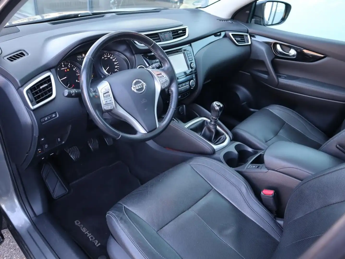 Nissan Qashqai 1.2 Tekna / Trekhaak / 360 camera / Navigatie / Cr Grijs - 2