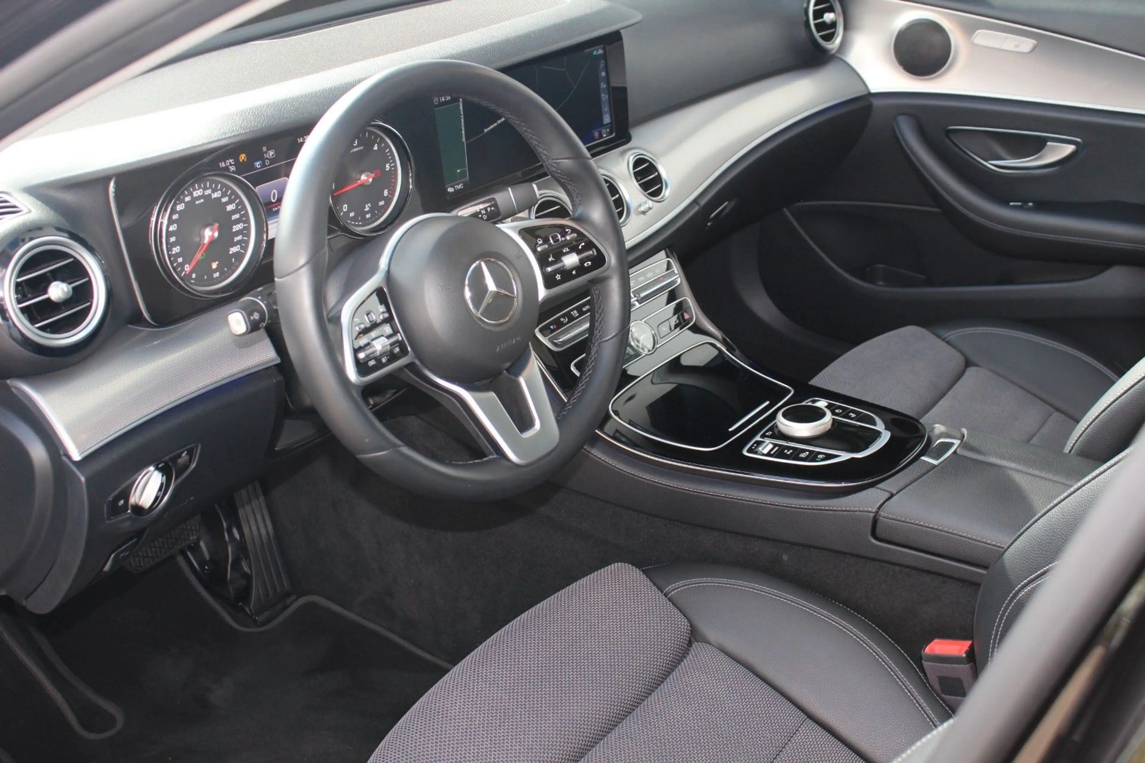 Mercedes-Benz E 220 E220d T-Modell 4Matic KAMERA*MULTIBEAM LED*SD — photo 9