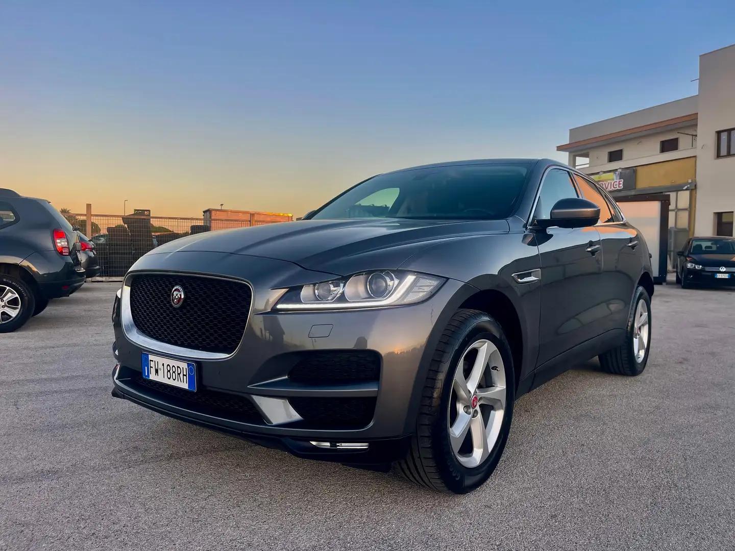 Jaguar F-Pace F-Pace 2.0d i4 Portfolio awd 180cv my19 Gris - 1