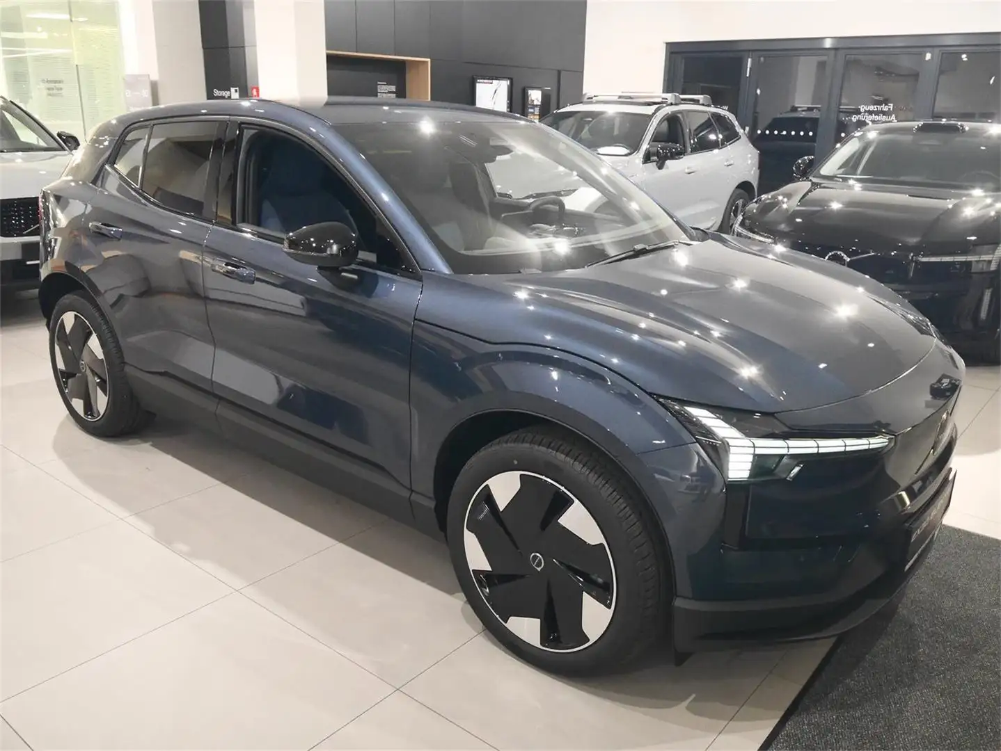Volvo EX30 P8 AWD Plus Blau - 1
