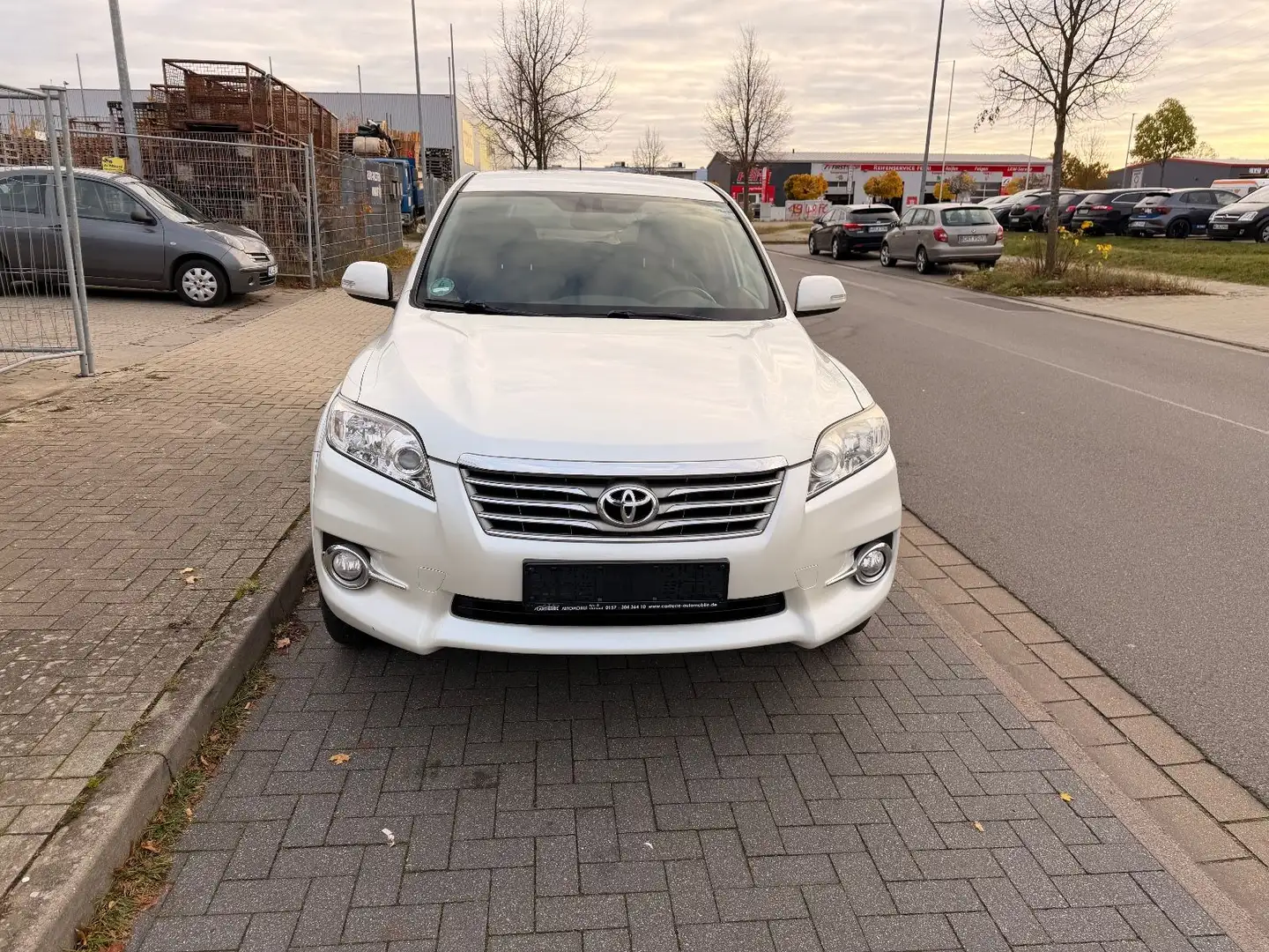 Toyota RAV 4 4 Executive*Leder*Standheizung*EURO5*AHK*ALU* Weiß - 2