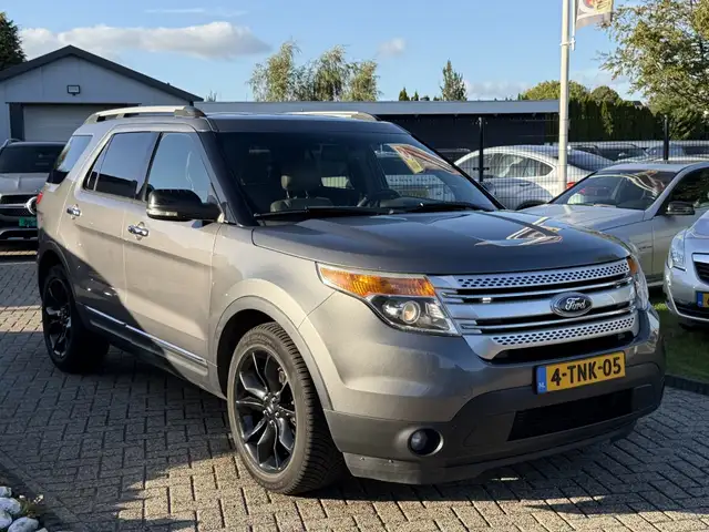 Ford Explorer view 3