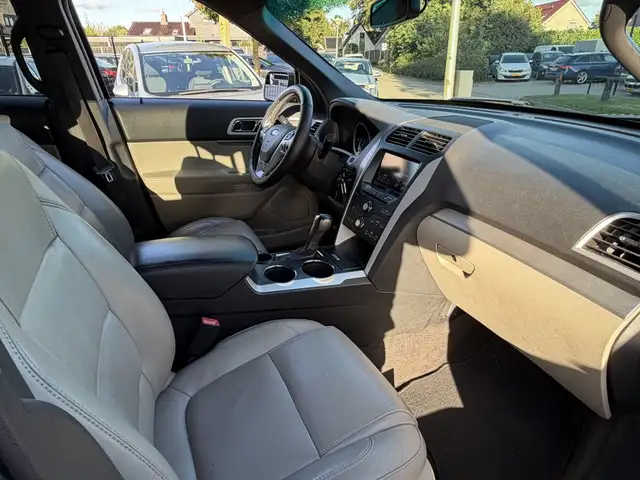 Ford Explorer view 4