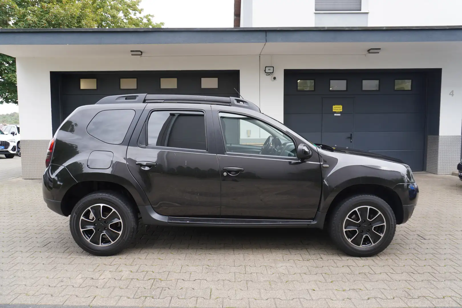 Dacia Duster 1.2 TCe Black Shadow 4x4 NAVI+KAMERA+PDC+TEMPOMAT Schwarz - 2