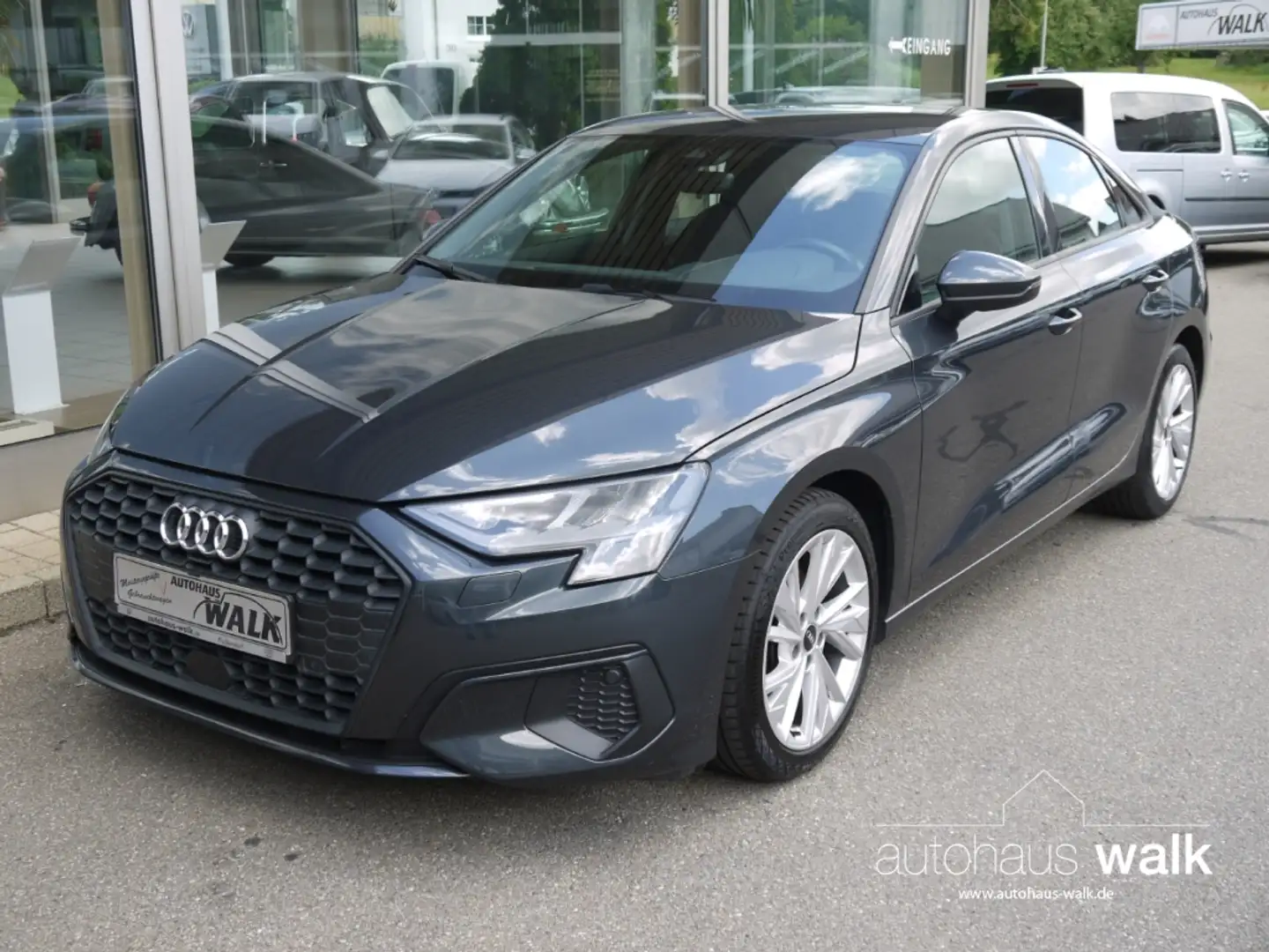 Audi A3 35 TFSI Limousine NAVI AHK GRA LED Grijs - 2