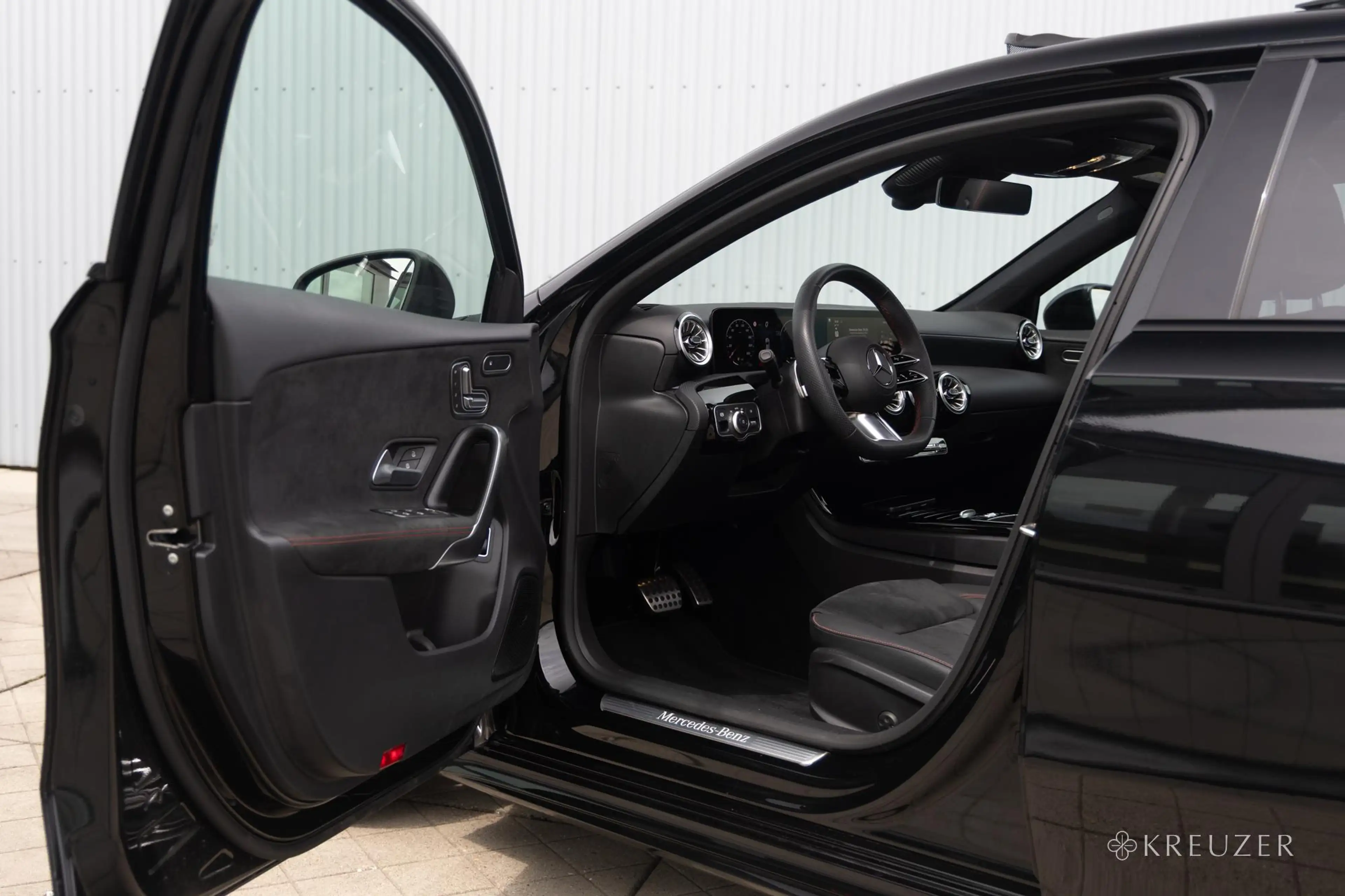 Mercedes-Benz A 250 250e AMG Line | 9.900KM | Panorama | Memory | 360 — photo 2