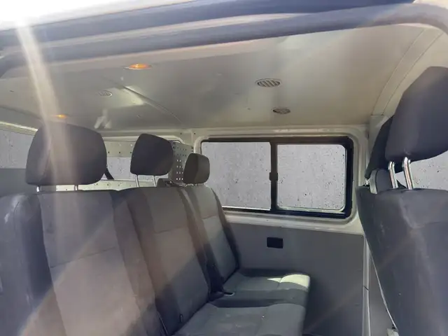 Volkswagen Transporter view 8