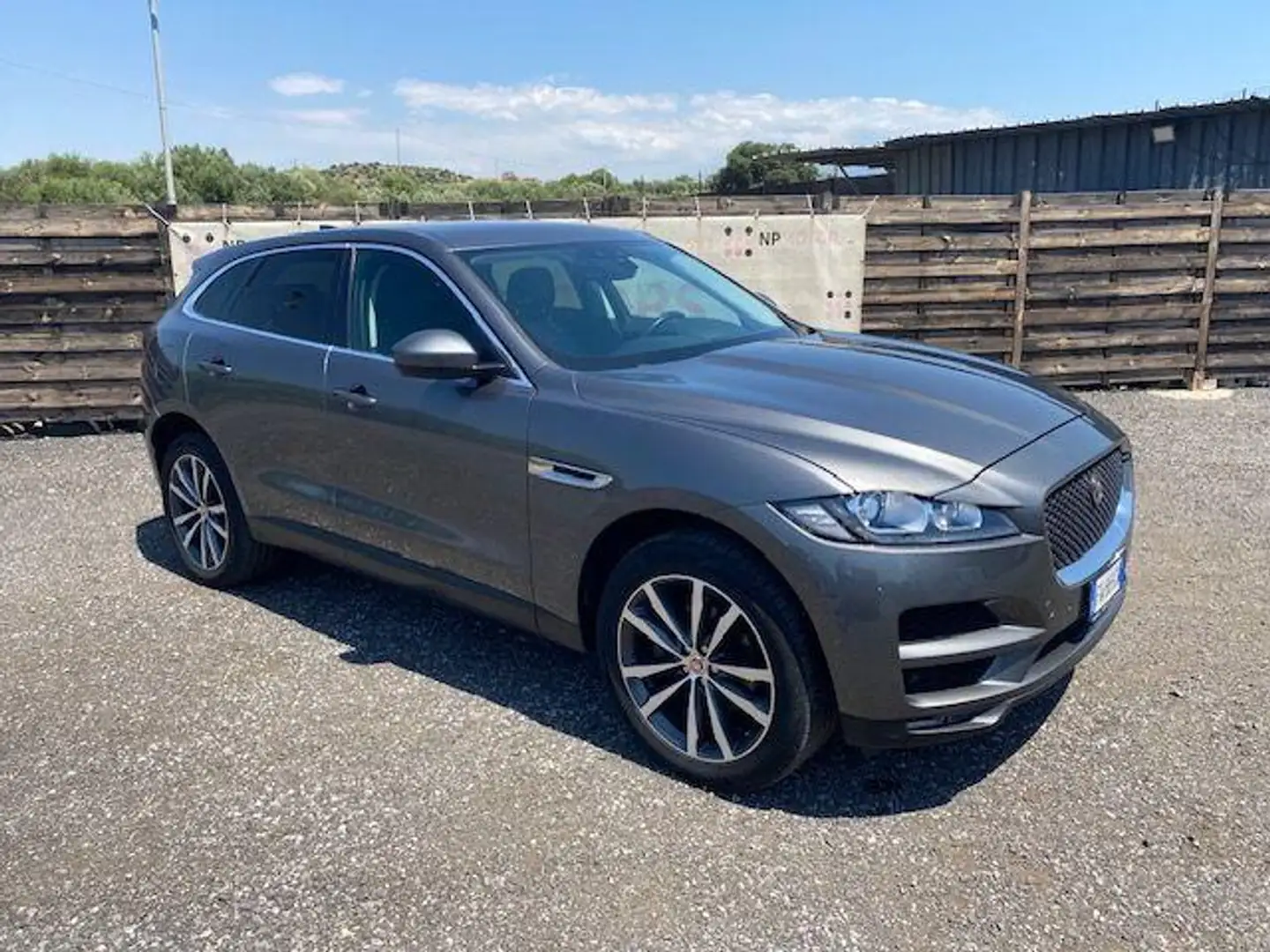Jaguar F-Pace 2.0d 180 CV AWD Portfolio Grijs - 1