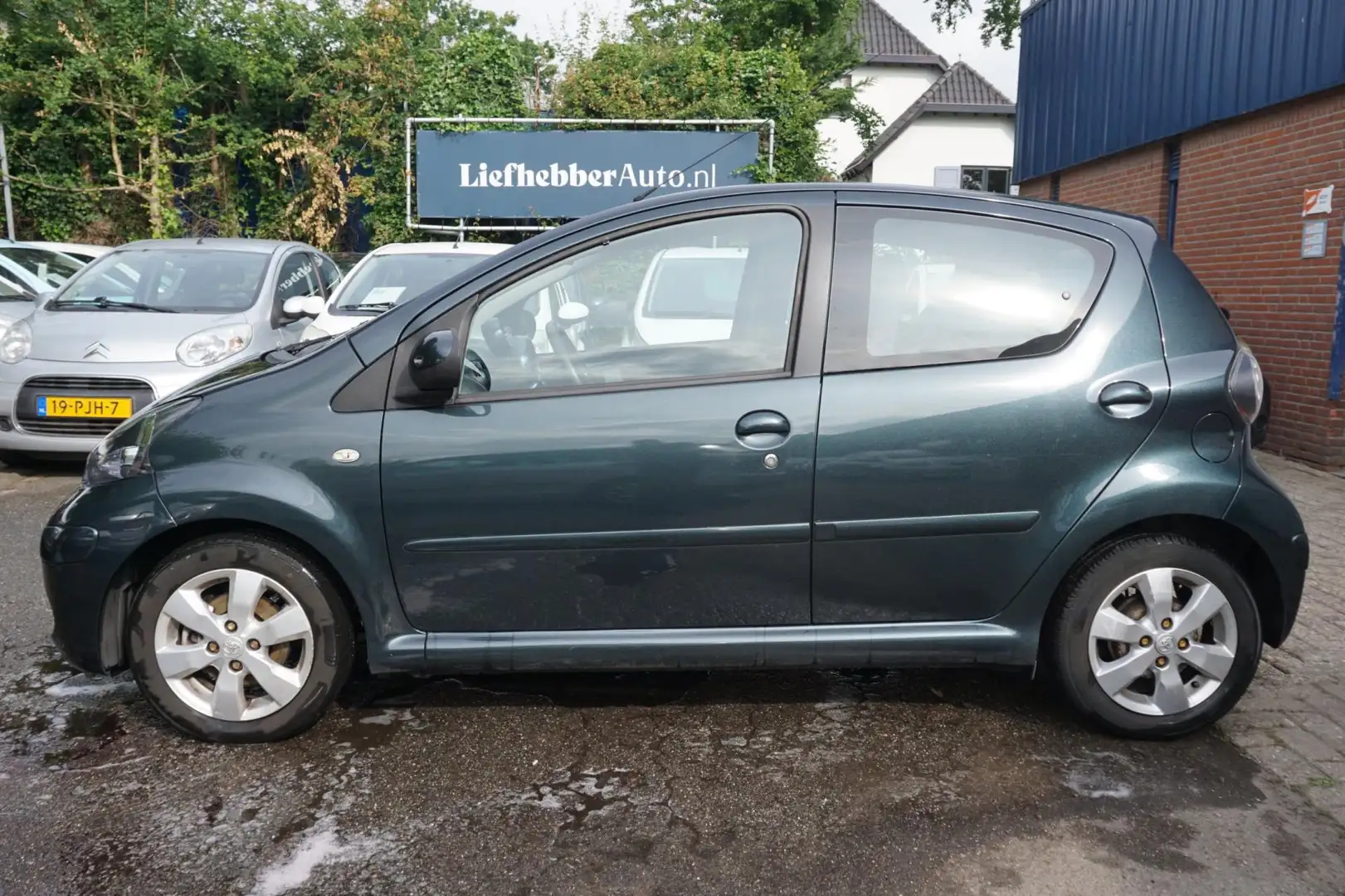 Toyota Aygo 1.0-12V Aspiration Green Navigator / Airco / Leder Groen - 2