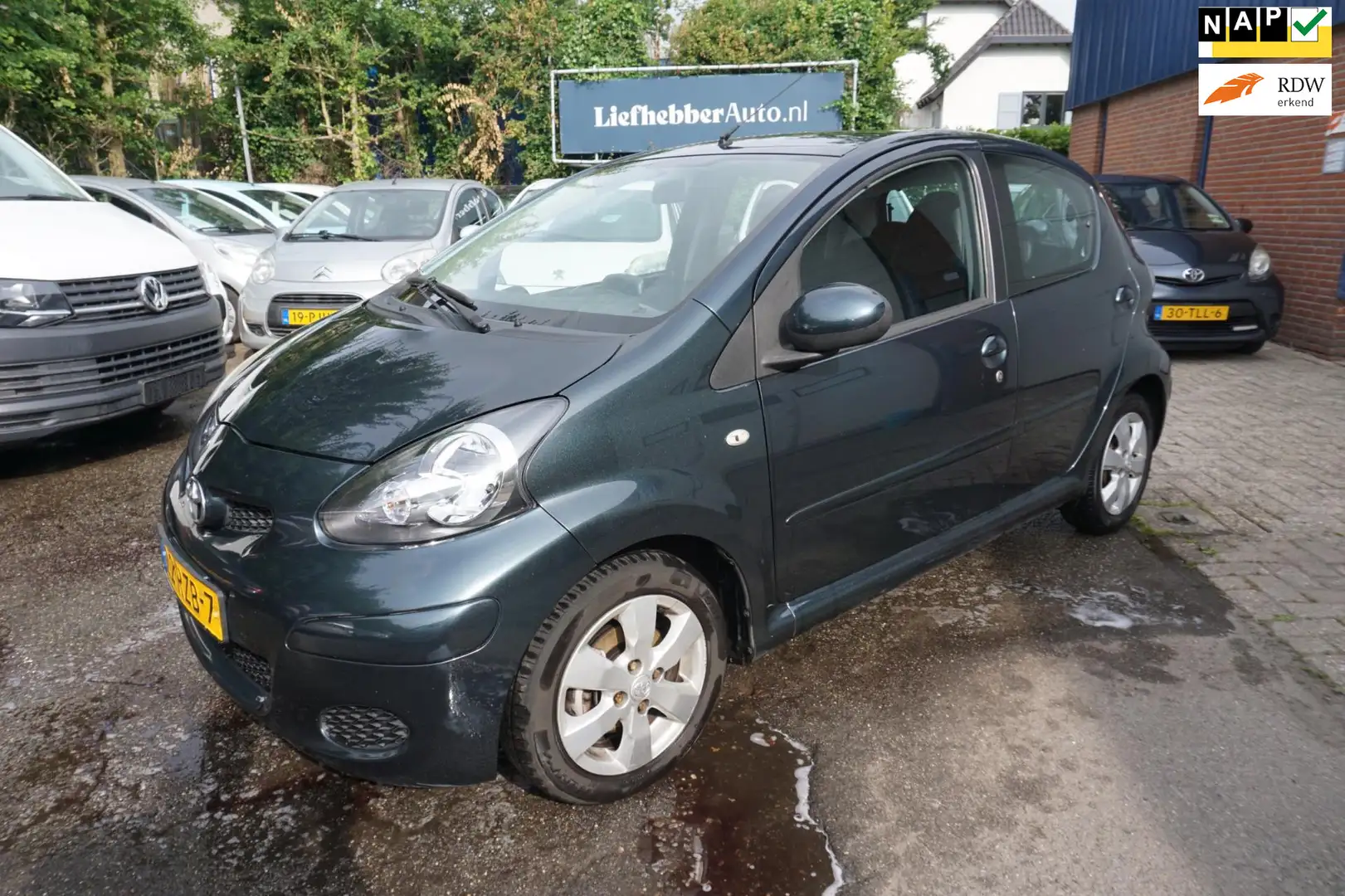 Toyota Aygo 1.0-12V Aspiration Green Navigator / Airco / Leder Groen - 1