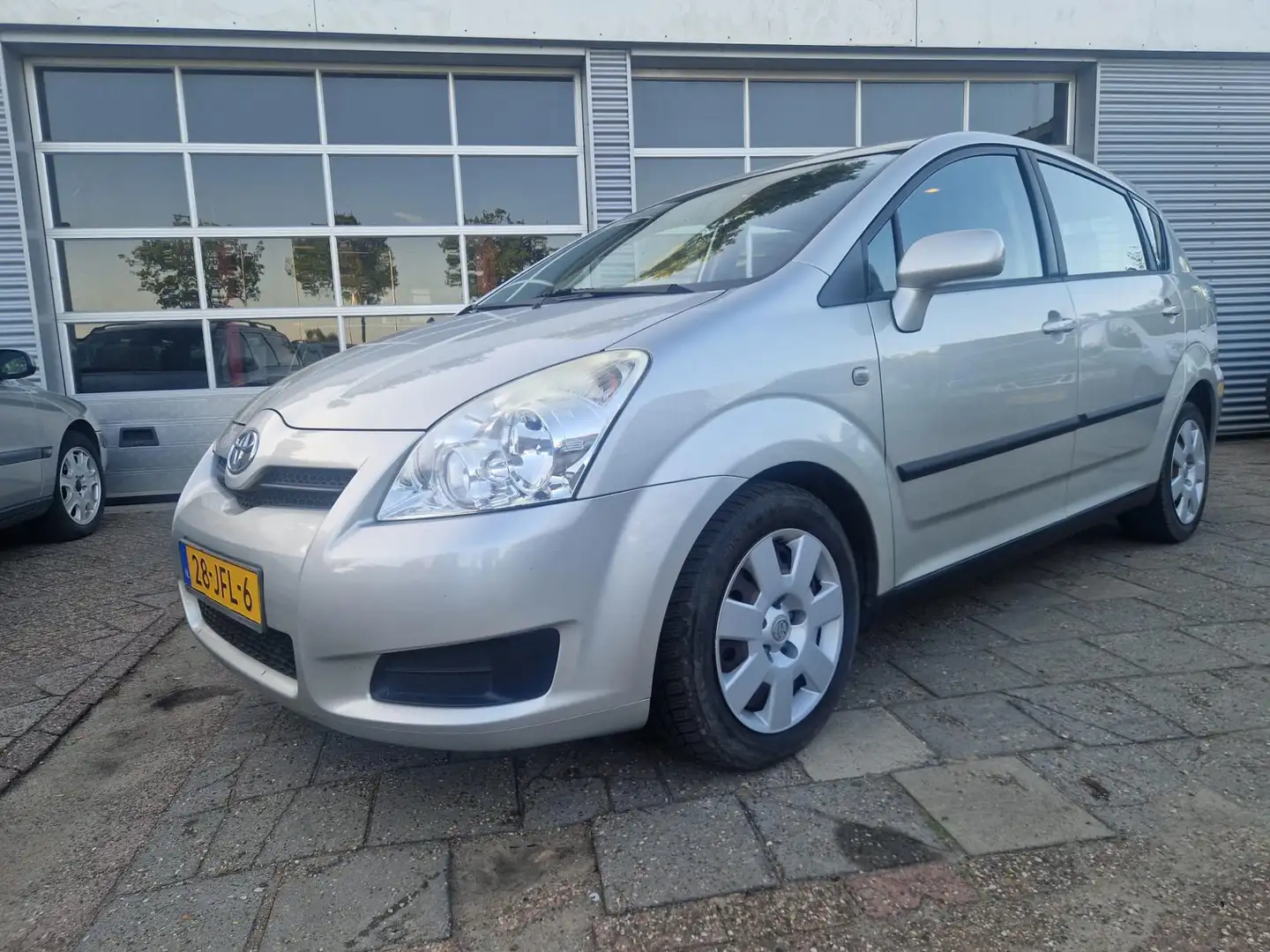 Toyota Verso 2.2 D-4D Terra Grijs - 1