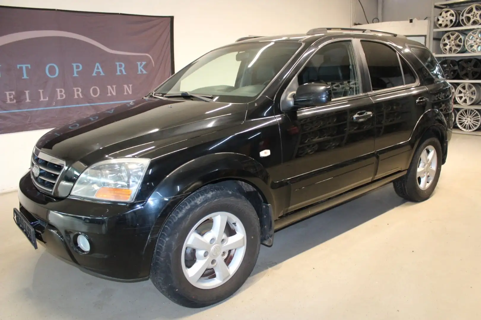 Kia Sorento 2.5 CRDi VGT EX*AUTOMATIK*AHK*PDC Zwart - 1