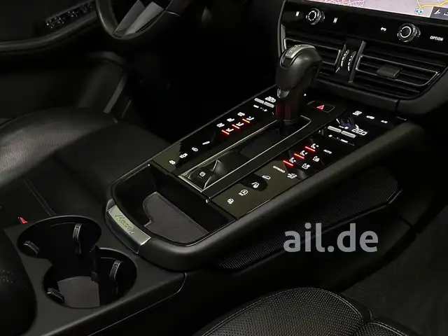 Porsche Macan view 9