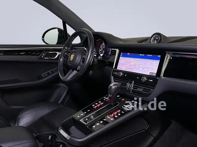 Porsche Macan view 3