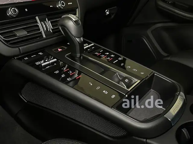 Porsche Macan view 6