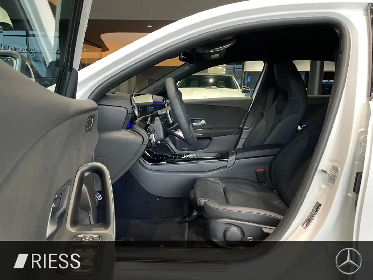 Mercedes-Benz A 180 AMG+LED+KEYLESS+TOTWKL+360°+NIGHT+WINTERP+ Weiß - 2