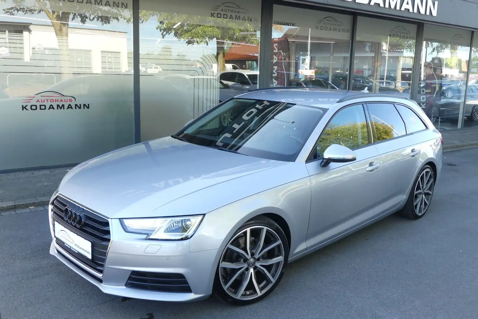 Audi A4 ultra*BiXenon*Temp.*LederAlcantara*19"Alu* Zilver - 2