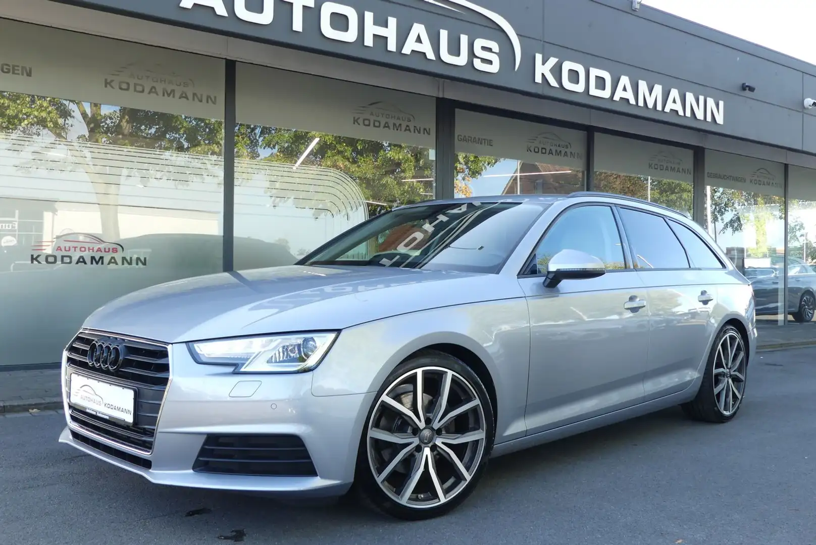 Audi A4 ultra*BiXenon*Temp.*LederAlcantara*19"Alu* Zilver - 1