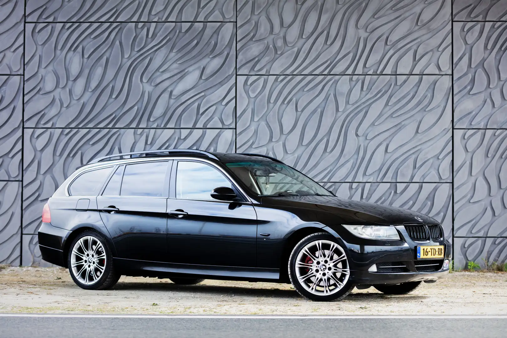 BMW 330 330xd High Executive Zwart - 2